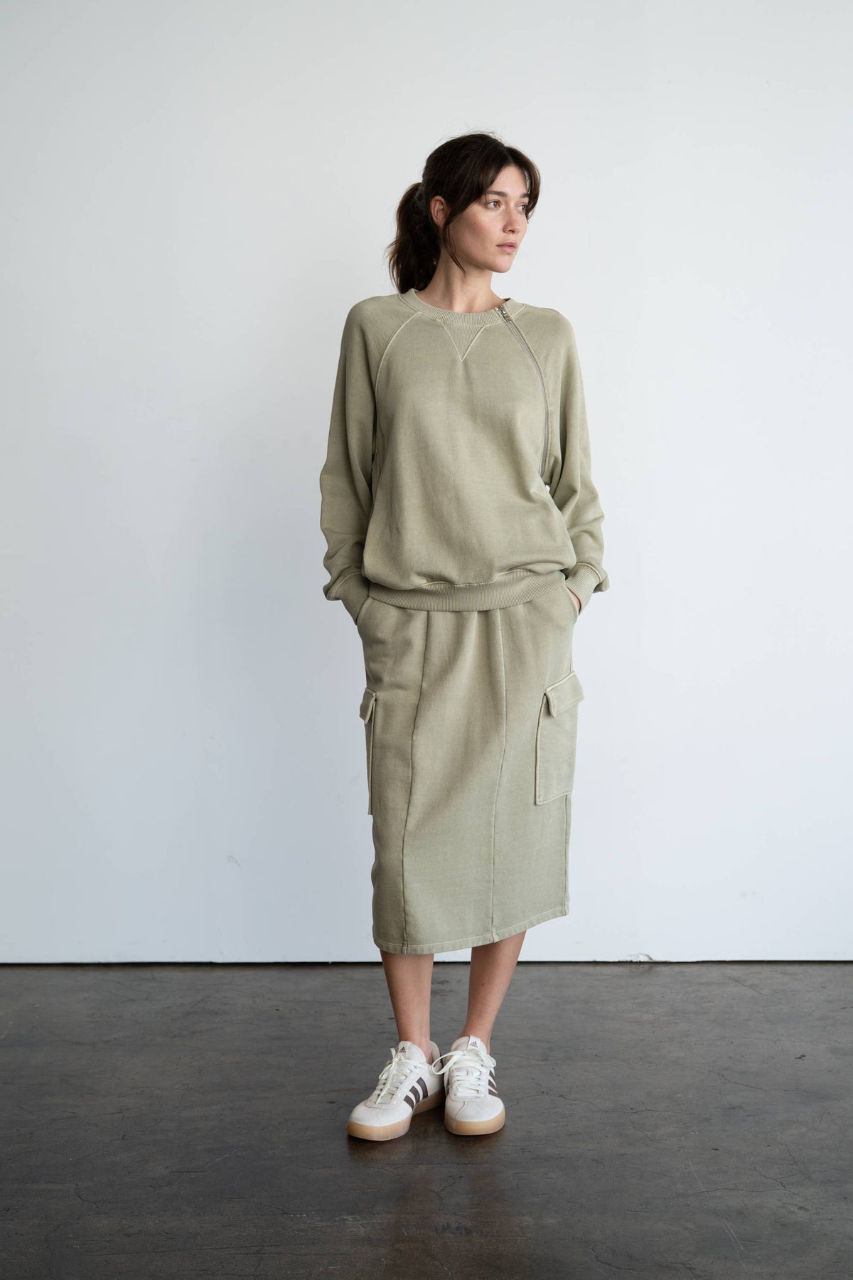 ASYMMETRIC ZIP DETAIL SWEATSHIRT