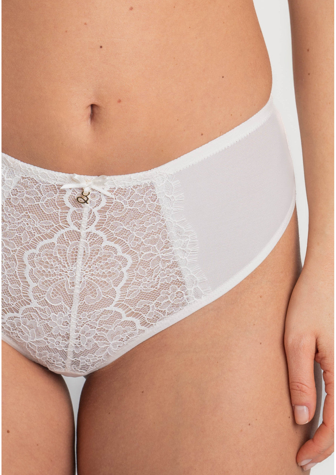 Lara Lace Thong M400